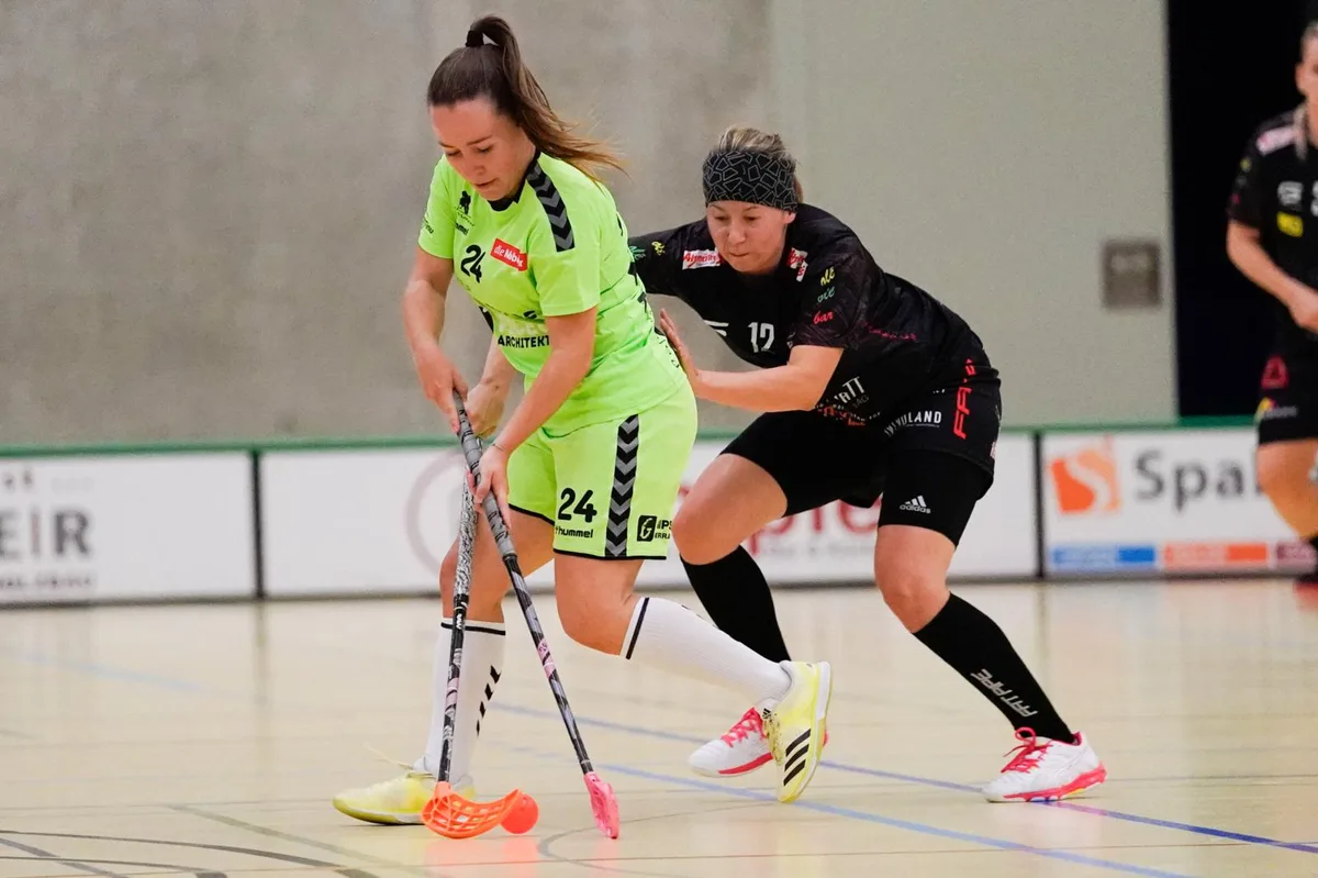 sport_12092020_unihockeylaupenriders_dku__3__preview Floorball-Riders-Spielerin Ilna Autio (hinten) im Spiel gegen Laupen (Anouk Jonker).