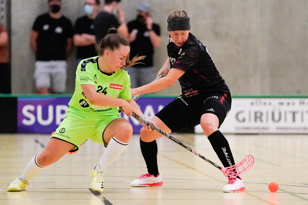 sport_12092020_unihockeylaupenriders_dku__4__preview Laupens Anouk Jonker (l.), hier im Spiel gegen die Floorball Riders.