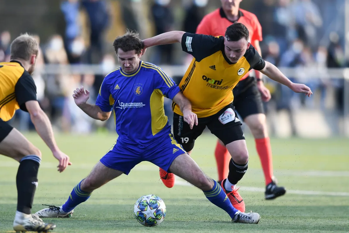 sport_25102020_fussballwetzikongossau_dku__1__preview Kein Durchkommen: Alessio Perot schirmt den Ball vor dem Wetziker Robin Hartmann ab., Weitgehend erfolgreich: Uster überwintert im Spitzenfeld der Zweitlliga-Gruppe 2., Der FC Dübendorf bliebt trotz einiger Toren von Marko Marjanovic unkonstant.