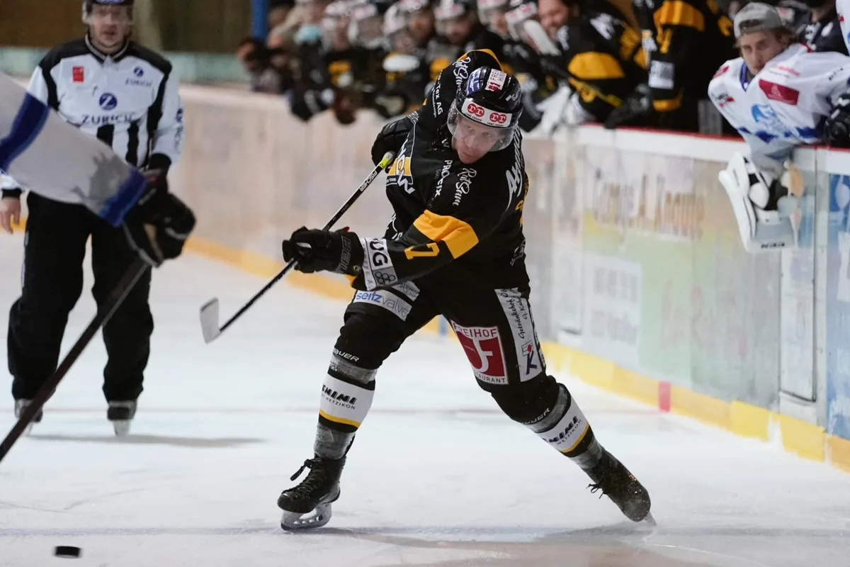 sport_30092020_eishockeywetzikonluzern_dku__3__preview Abschluss von der blauen Linie: EHCW-Verteidiger Luzi Schneider zieht ab, sein Schuss landet aber nicht im Tor.