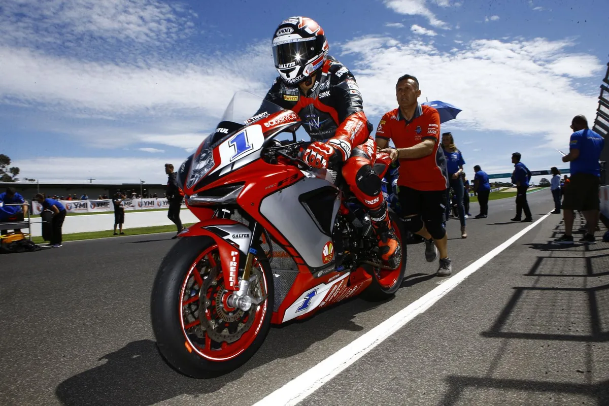 Auf diesem Töff sitzt er sicher nicht mehr: Randy Krummenacher auf der MV Agusta., Wo der Grütner Supersport-Weltmeister von 2019 künftig fährt, ist noch völlig offen.