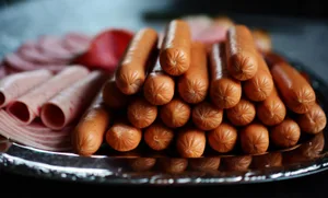 sausage-2127682_preview Weniger tierische Produkte, mehr Kartoffeln oder Nudeln..., ... so sieht die Lösung für eine vegane Ernährung in den Zürcher Gefängnissen aus.