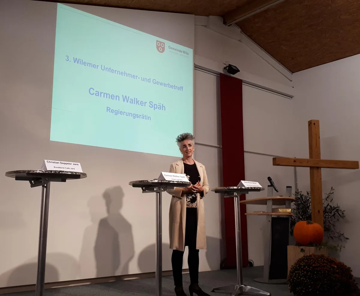 Regierungsrätin Carmen Walker Späh sprach in Wila von der gegenwärtig schwierigen Situation., Sie diskutierte mit Thomas Hess, Ronald Kundert und Christian Deppeler Janz (von links)., Gemeindepräsident Hans-Peter Meier lud die Volkswirtschaftdirektorin im Rahmen des Wilemer Gewerbetreffs ins Tösstal sein.