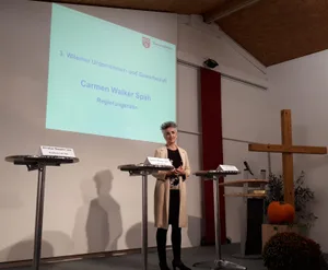 wg15_preview Regierungsrätin Carmen Walker Späh sprach in Wila von der gegenwärtig schwierigen Situation., Sie diskutierte mit Thomas Hess, Ronald Kundert und Christian Deppeler Janz (von links)., Gemeindepräsident Hans-Peter Meier lud die Volkswirtschaftdirektorin im Rahmen des Wilemer Gewerbetreffs ins Tösstal sein.