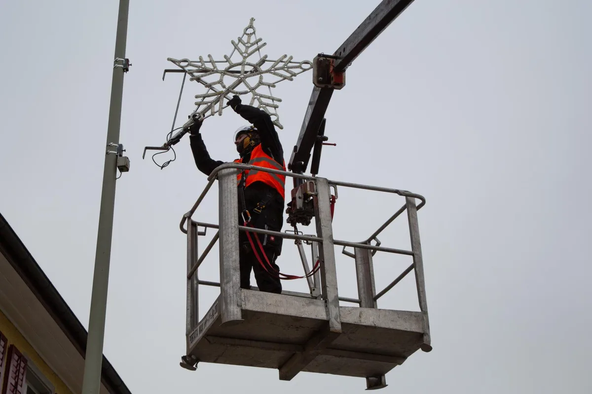 106a2765_preview Seit Samstagnachmittag sind die Weihnachtsterne wieder an den Strassenlampen zwischen Wila und Turbenthal befestigt., Sie zu montieren, ist die Aufgabe vom Gewerbeverein Turbenthal und Umgebung., Als Hilfsmittel verwendeten sie einen Lastwagen mit Hebebühne., Auf dessen Ladefläche fanden die 48 Sterne gut Platz., Ein Stern nach dem anderen…, … wurde mithilfe der Hebebühne an den Strassenlampen angebracht., Auch galt es, Warnhinweise für die Autofahrer anzubringen…, … und den Verkehr zu regeln., Montage der Weihnachtsbeleuchtung an der Tösstalstrasse., Montage der Weihnachtsbeleuchtung an der Tösstalstrasse., Montage der Weihnachtsbeleuchtung an der Tösstalstrasse., Montage der Weihnachtsbeleuchtung an der Tösstalstrasse., Die Sterne sind gesponsert von Geschäften und Privatpersonen…, … und erfreuen nun das Gemüt der Betrachter.