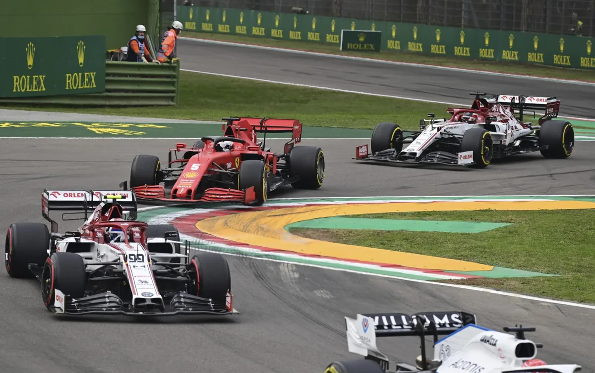 20201101135309359_preview Antonio Giovinazzi (vorne) und Kimi Räikkönen nehmen den Ferrari von Sebastian Vettel ins Sandwich.