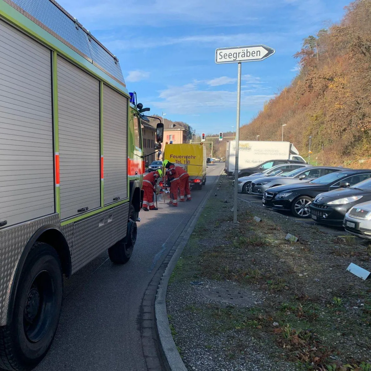An der Zürichstrasse im Aathal musste die Feuerwehr Wetzikon-Seegräben..., ...gestern Sonntag eine Ölspur beseitigen., Ein Auto verlor den Kraftstoff und verteilte ihn auf der Fahrbahn.