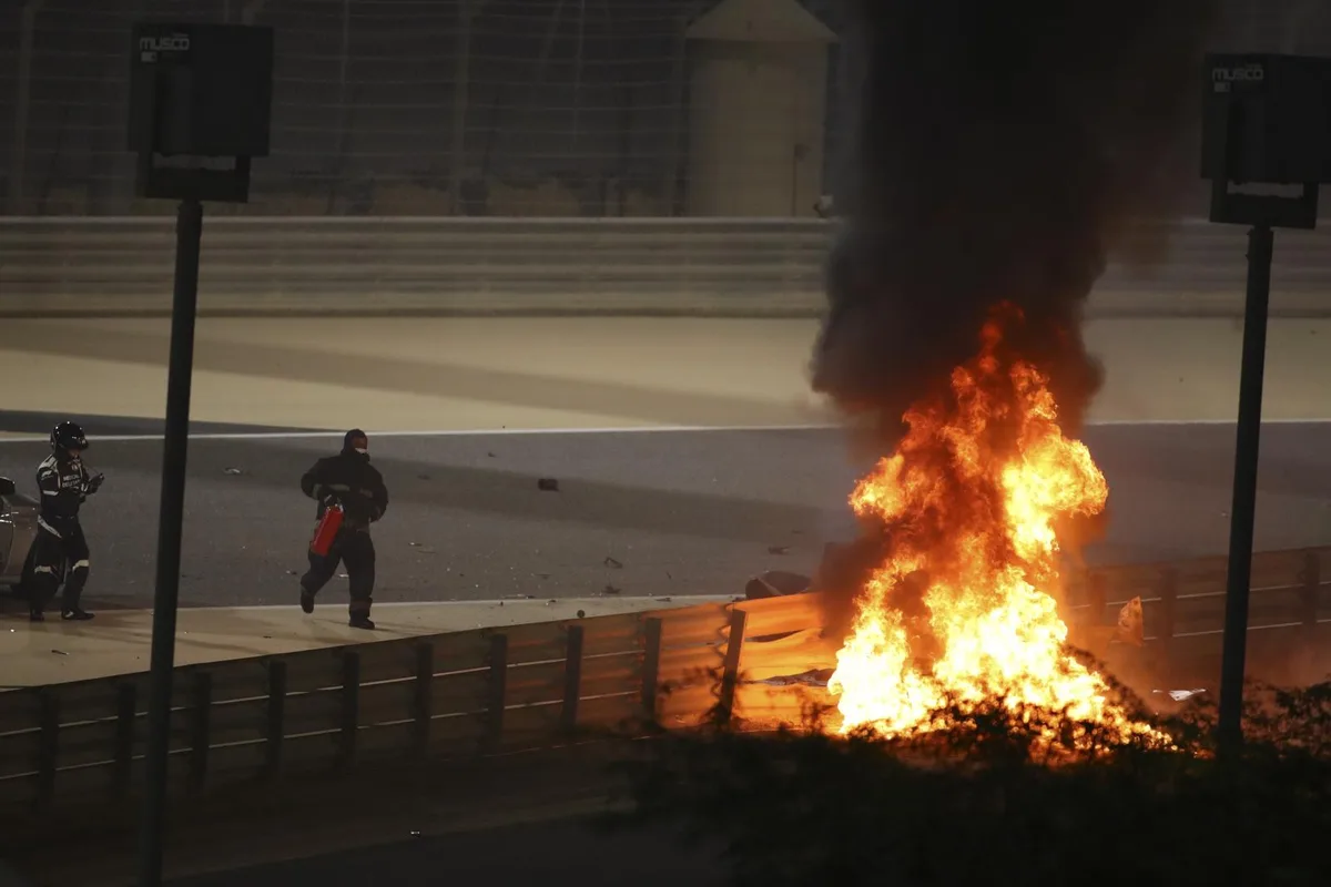 Das Auto von Romain Grosjean geht in Flammen auf.