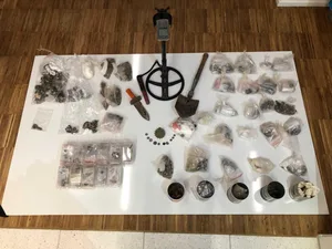 251120_muenzfund_1_cb_preview Beim Hobby-Schatzsucher daheim wurde die Stadtpolizei fündig., Zahlreiche Münzen wurden in Uster beschlagnahmt., Die Funde stammen aus der Kelten- und Römerzeit.