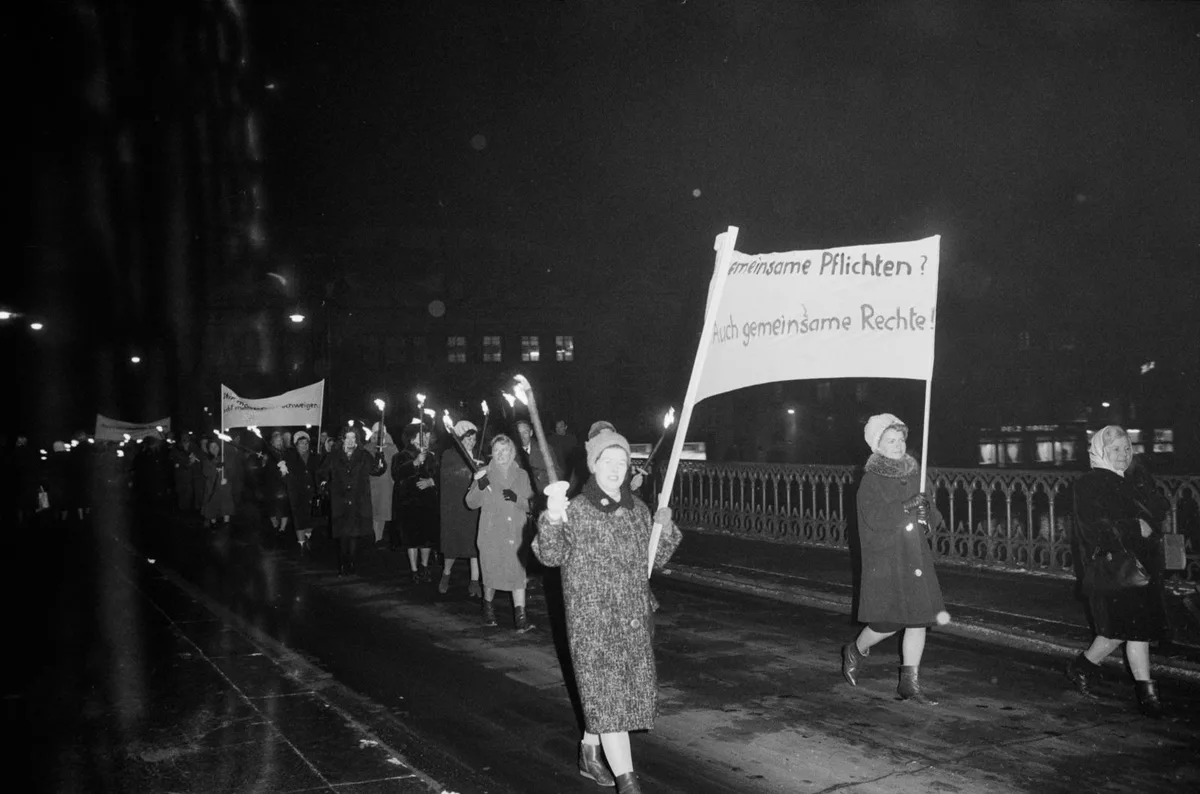 Fackelumzug der Frauen für Frauenstimmrecht in Zürich