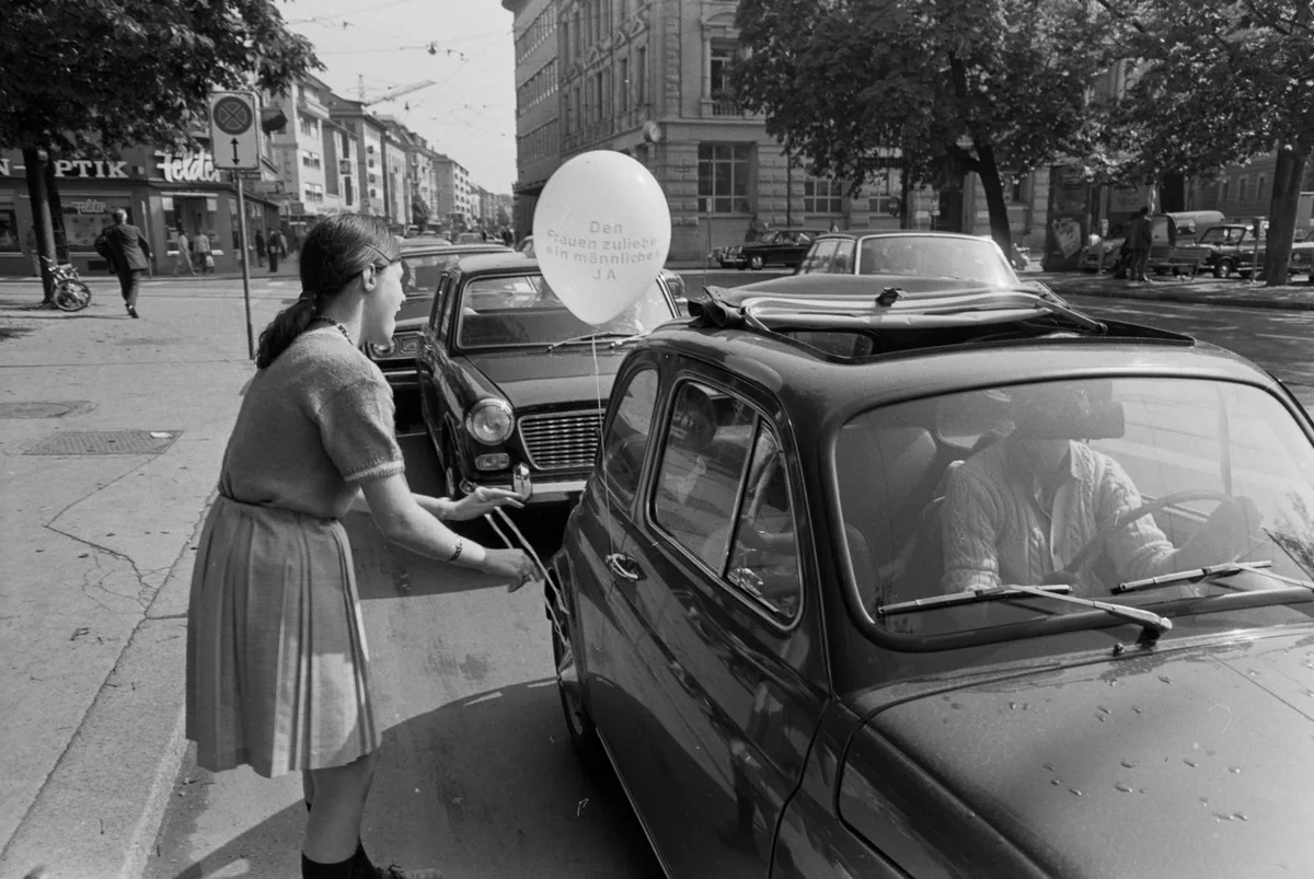 Zürich, Stadelhoferplatz, Blick nach Südosten (SE) in die Theaterstrasse, Ballonpropaganda für das Frauenstimmrecht