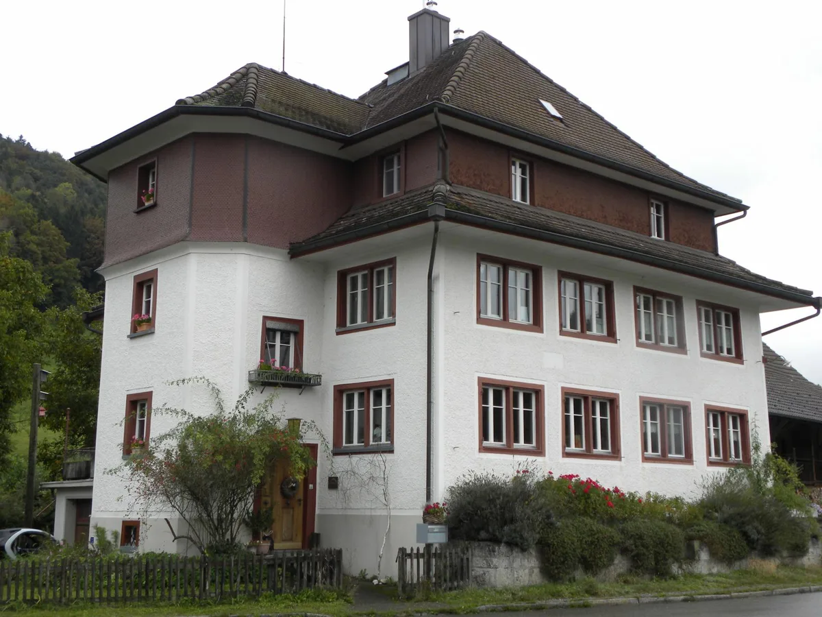 dscn6138_preview Der turmähnliche Anbau mag dem Schlössli seinen Namen gegeben haben., Der Hauseingang in das besondere Gebäude ist stimmig., Für ein gutes Raumklima sorgen dicke Mauern aus Bohlensteinen sowie der kleine Ofen., Querbalken mit Inschrift über solider Kellertüre., Diese Tuffsteinmauer gegen die Strasse hin hat schützenswerten Charakter., Die Informationstafel beim Jakob Stutz-Wanderweg in Tablat verrät eine Verbindung zur Doktorfamilie., Schöne Sportplakette mit dem Schlössli als Hintergrund.