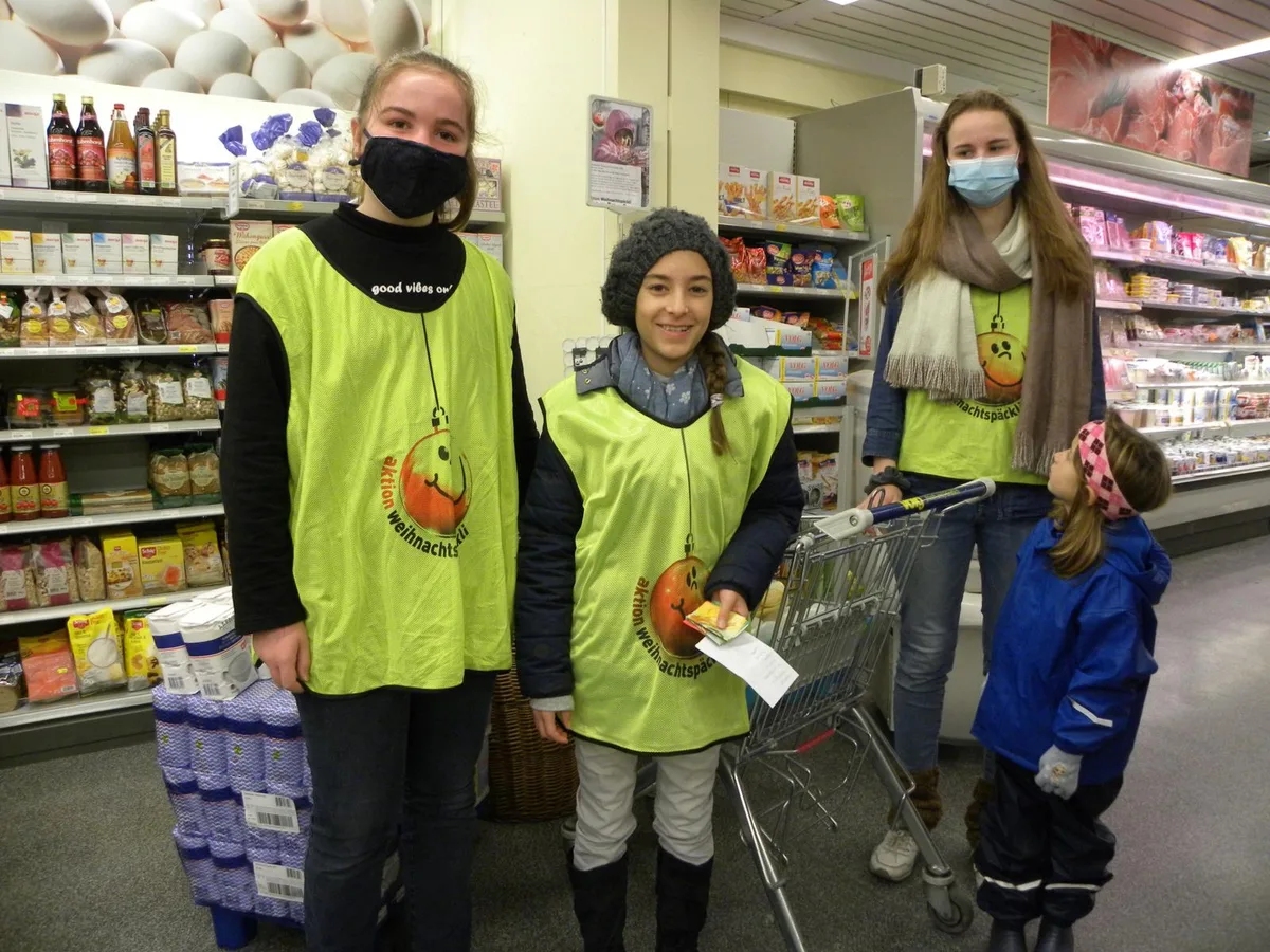 Diese jungen Helferinnen stellten am Sammeltag den Päckli-Inhalt mithilfe von Spendengeldern zusammen., Sarah und Suomi von der Jungen Kirche wickelten Geschenkpapier um die Pakete., Claudia Bernet und ihre Tochter brachten ein Kinderpäckli zum Sammelort., Am Gabentisch war höchste Konzentration gefragt., Marga Rufibach hat Darren Hooper dazu motiviert, an der Aktion teilzunehmen., Im Volg Wila stand ein den Vorgaben entsprechendes Sortiment bereit., Auch wärmende Socken fanden Platz in den Päcklis.