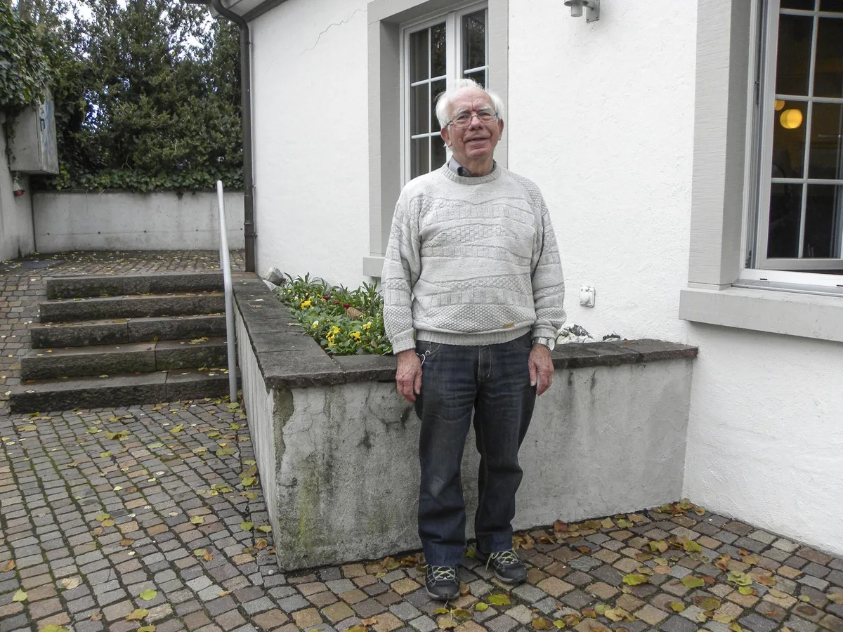 dscn6290_preview Der ehemalige Sekundarlehrer Walter Müller ist ein grosser Kenner von Volksdichter Jakob Stutz., Das Geburtshaus von Jakob Stutz steht in Isikon. An der Fassade erinnert eine Gedenktafel an den Volksdichter., In Isikon steht auch ein Gedenkbrunnen für Jakob Stutz., Im Pfarrhaus in Wila lebte einst Pfarrer Schweizer. Dieser ebnete Jakob Stutz den Weg nach Zürich., Die Informationstafel beim Pfarrhaus Wila erzählt von der Zeit, die Jakob Stutz hier erlebt hat.