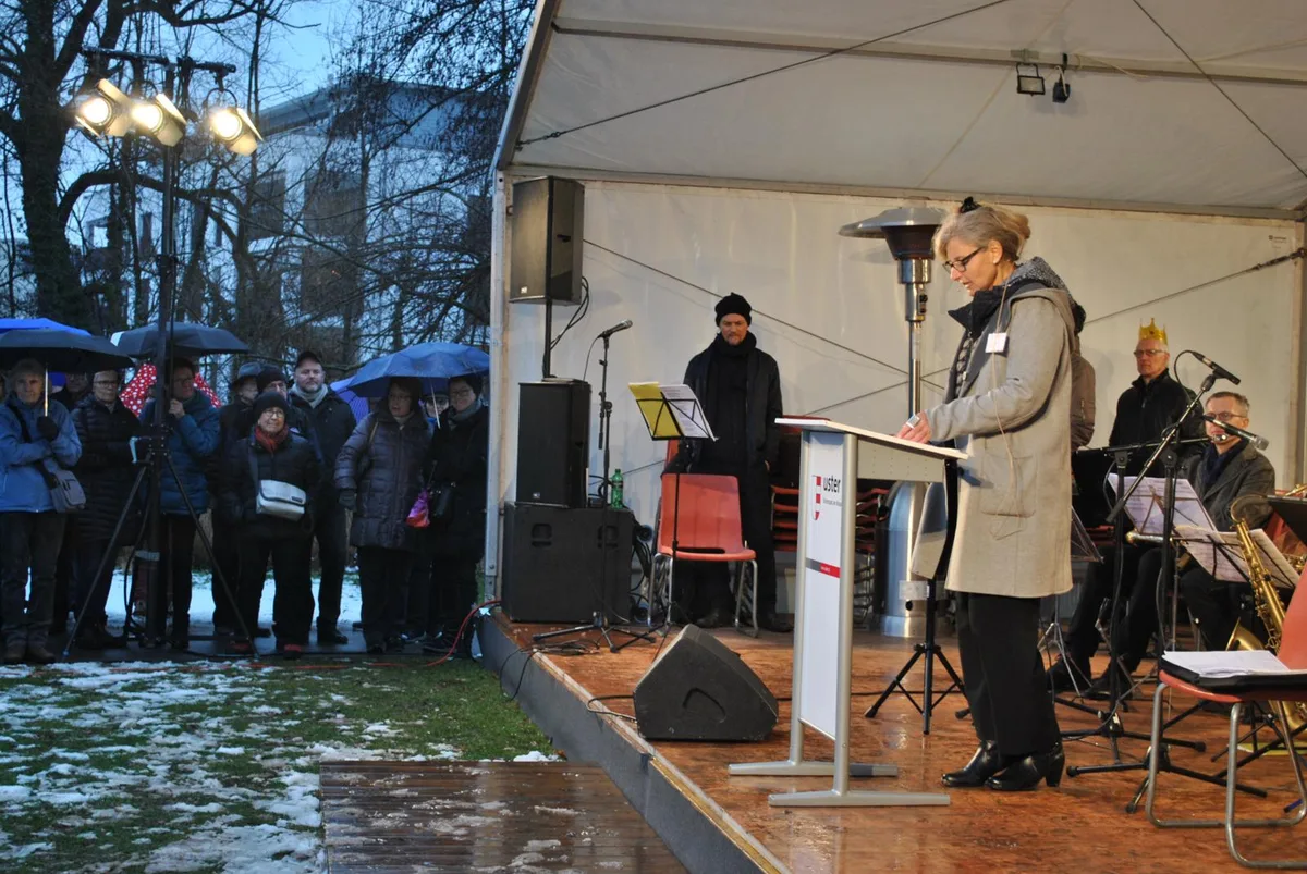 foto%20neujahrsap%c3%a9ro%202019%20uster_preview Stadtpräsidentin Barbara Thalmann beim Neujahrsapéro 2019.