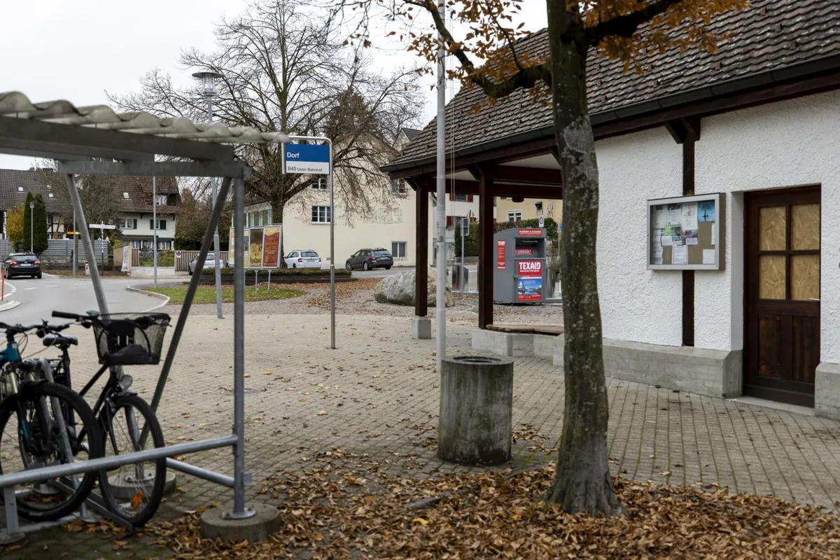 Als Alternative schlägt der Dorfverein die Stelle zwischen Bushäuschen und Veloständer vor. (Foto: Christian Merz)
