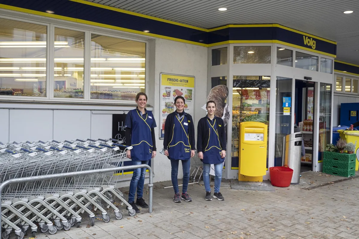 Freuen sich auf die Veränderung: Stefanie Weissert, Ladenleiterin Martina Menegol und Marissa Andueza (von links)., Facelifting: Der Volgladen soll ein zeitgemässeres Erscheinungsbild erhalten., Veränderungen für die Postkunden: Das vorhandene Modul wird durch eine überarbeitete Version ausgetauscht.
