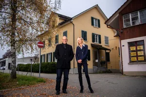 pfaeffikon_21112019_benevolfachstelle_sbo_7_preview Benevol-Präsident Hans Rudolf Kocher und Geschäftsleiterin Dagmar Anderes vor der Fachstelle beim Bahnhof Pfäffikon.
