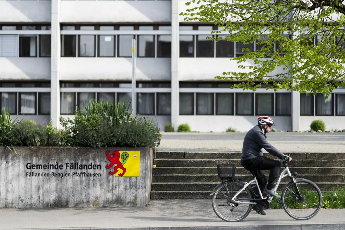 uster_16042020_faellanden_crm_1_preview An der Fällander Gemeindeversammlung stauten sich die Emotion auf., Das Ladenlokal in Pfaffhausen stand einmal mehr im Zentrum der Kritik.