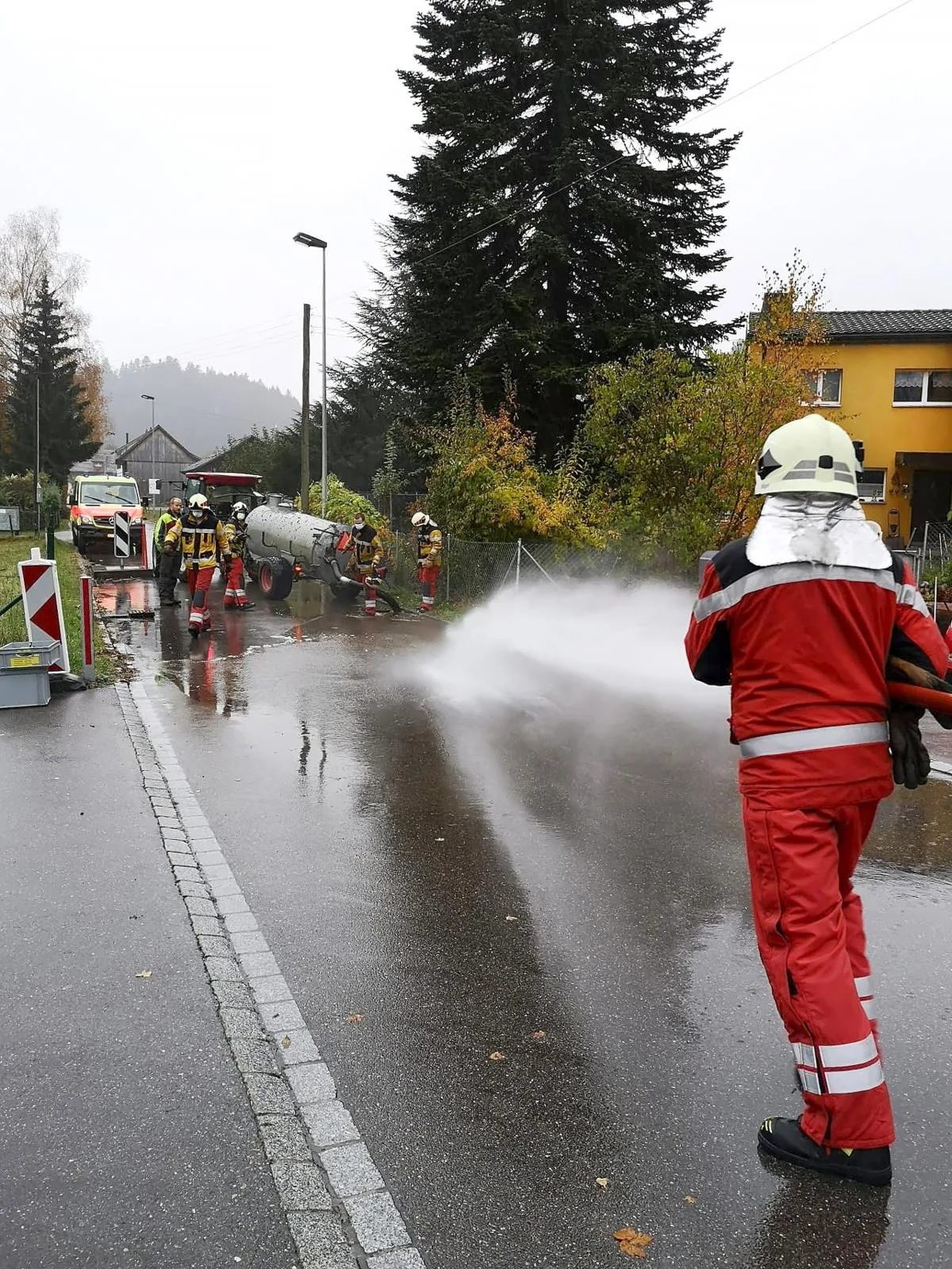feuerwehr_bauma_jauche1_preview Die Feuerwehrleute von Bauma mussten verhindern, dass die Jauche anliegende Gewässer verschmutzt., Die Jauche war aus einem Güllewagen ausgelaufen.