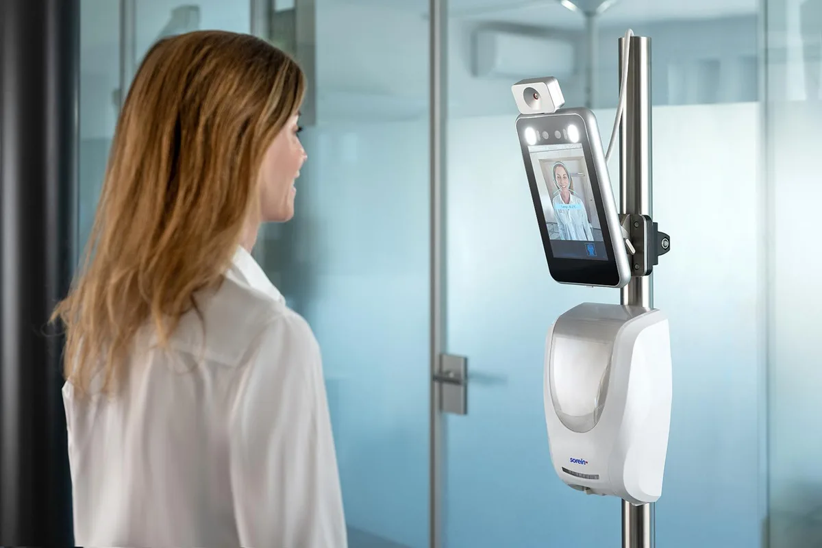 Dieses Gerät misst die Körpertemperatur vor dem Eintritt in öffentliche Räume wie etwa Arztpraxen., Renato Schena aus Dürnten ist Mitgründer der Health Technics GmbH, die den «Türsteher» entwickelt hat.