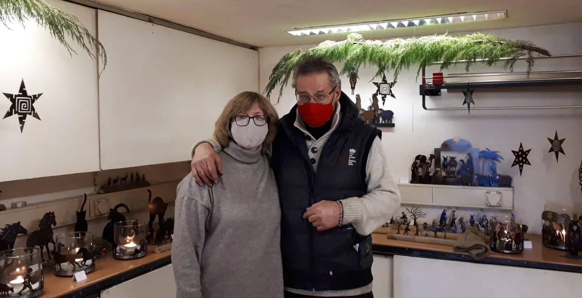 061220_ausstellungsteinauer_bes_2-1_preview Karin und François Steinauer leben und arbeiten seit 25 Jahren in Bauma als Künstler., François Steinauer hat auch im Pensionsalter immer noch neue Ideen., Die kleineren Kunstwerke wurden in der Galerie ausgestellt,…, … die grösseren Metallwerke konnten auch bei Schnee im Garten bewundert werden.