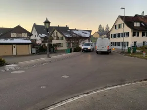 191220_sch%c3%b6nenwerd_5_cb_preview_1 Und immer wieder klemmts: Der Abendverkehr stockt an einem Engnis in der Robank., In der Wetziker Aussenwacht Robank soll es allenfalls einen Fussgängerstreifen geben.