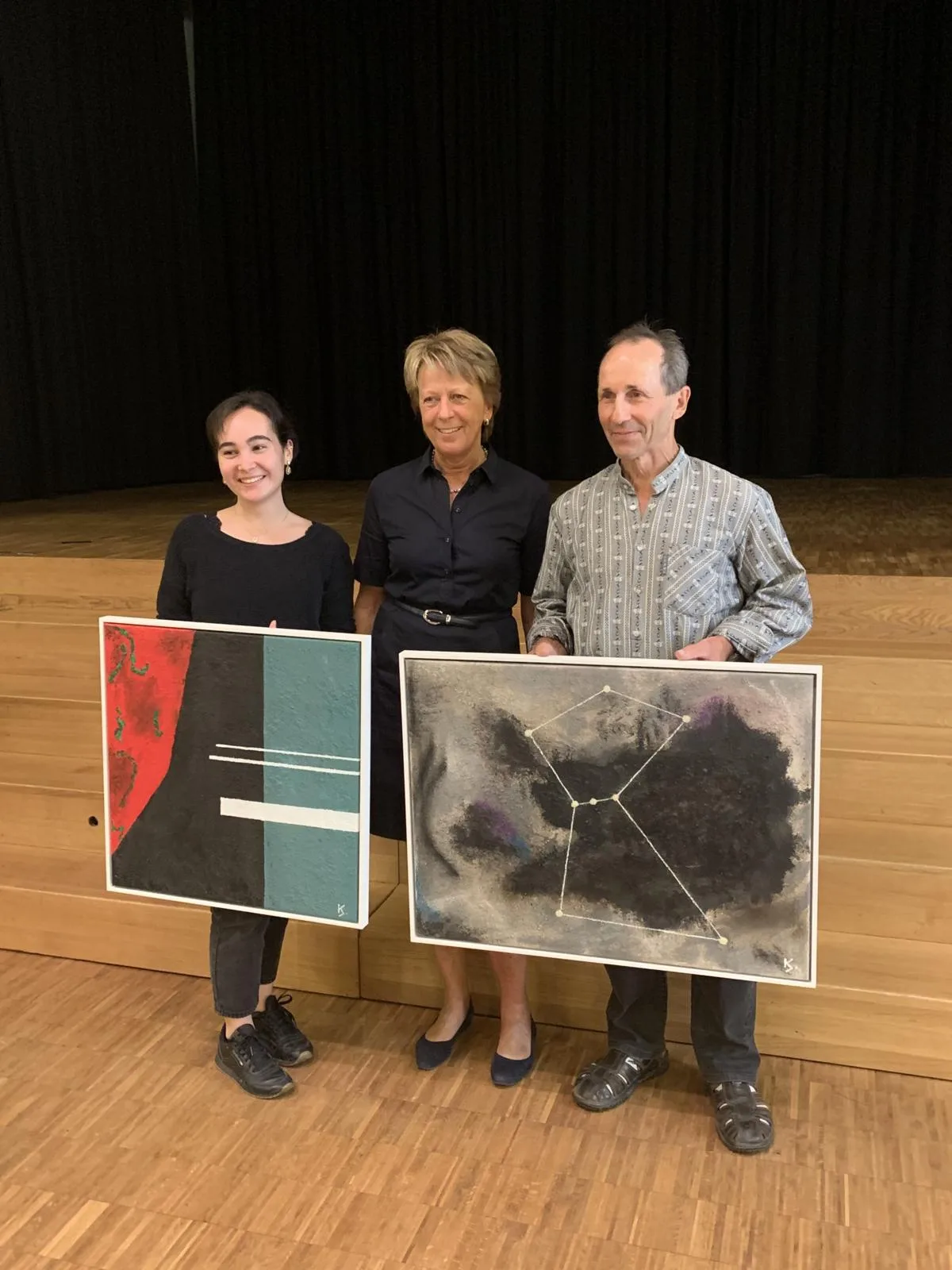 2020_marlis%20d%c3%bcrst_k%c3%bcnstler_pd_preview Gemeindepräsidentin Marlis Dürst (Mitte) verleiht die Freiwilligen-Awards an Selina Moriggi und Ruedi Wyder., Gemeindepräsidentin Marlis Dürst spricht an der Eröffnung des Pumptracks beim Schulhaus Steiacher.