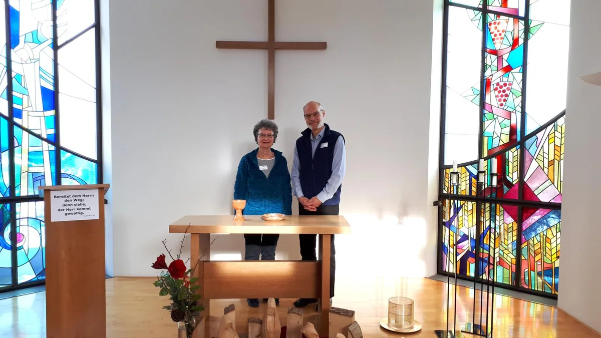 23122020_haus_der_stille_1_bes_preview Christoph und Karin Erb in der Kapelle des Hauses der Stille und Einkehr. Die beiden haben die Leitung inne., Seit Anfang Dezember gehört das ehemalige Kindergärtnerinnenseminar einer Stiftung aus dem Baselbiet., Neben dem Hotelleriebetrieb bietet die Kommunität auch Platz für Kurse und Seminare.
