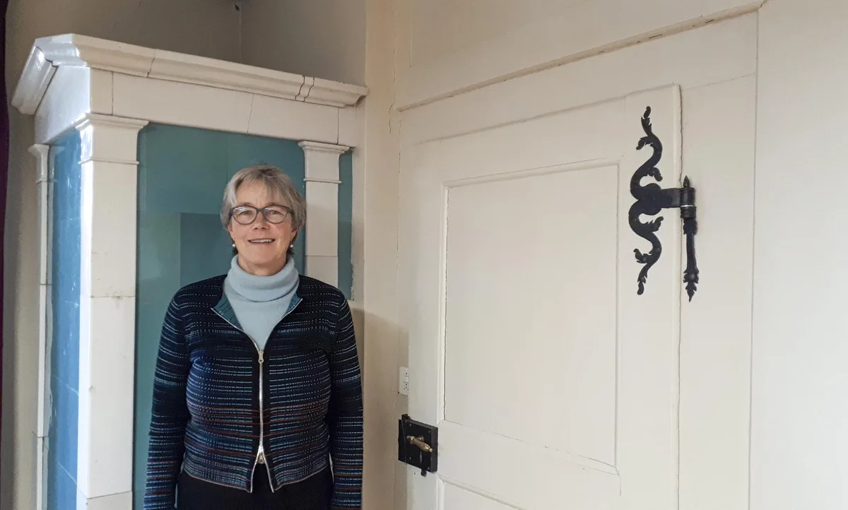Verena Wüthrich, Präsidentin der Kirchenpflege, vor dem alten Kachelofen im historischen Pfarrhaus von Schlatt.