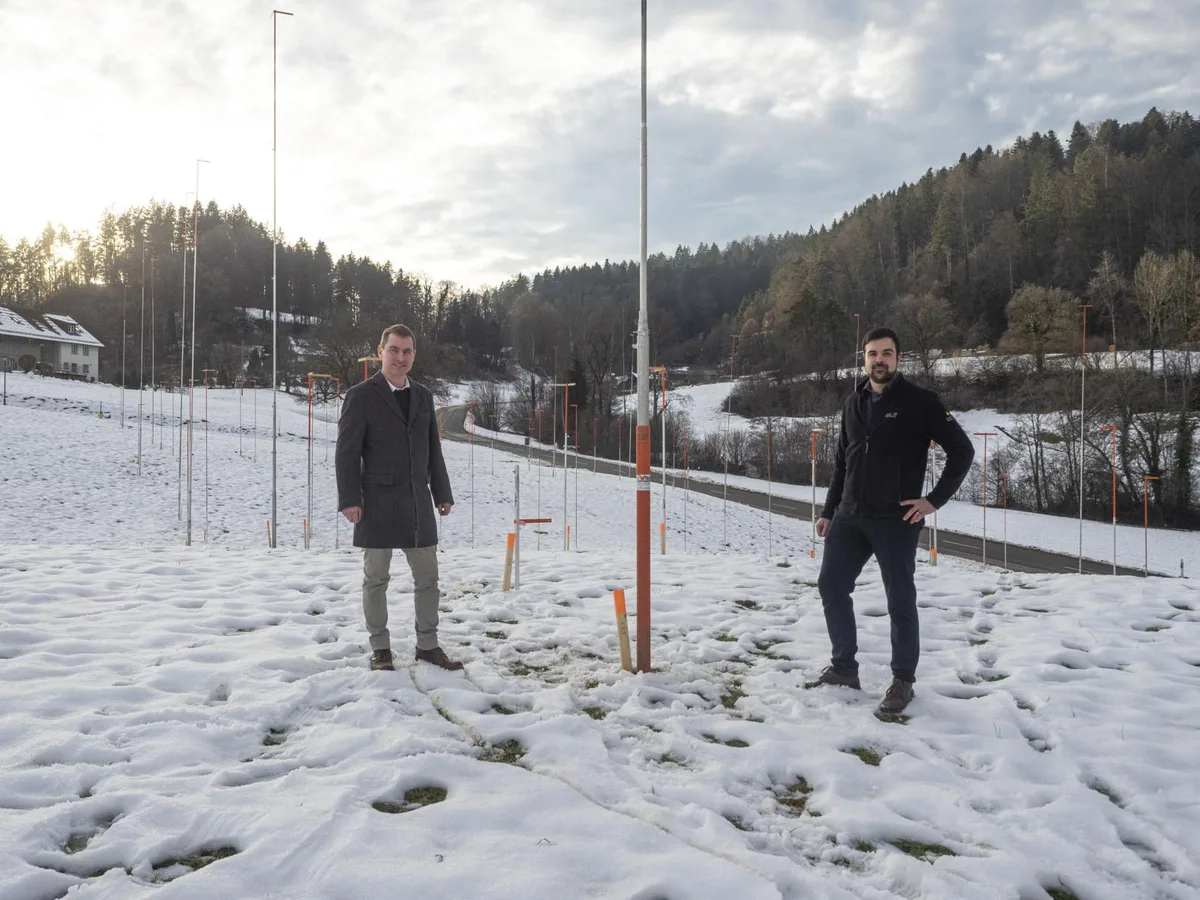 Die Miteigentümer Elias Furrer und Fabian Scheibling haben grosse Pläne für das Bauland im Ghöngg., Die Bauprofile stehen seit Mitte Dezember.