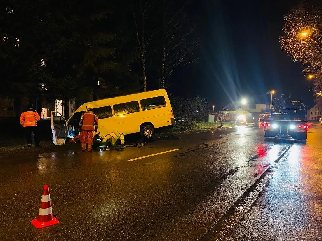 75890c_e9814fe3c53c436bb1be61ea4793cebf_mv2_preview Die Feuerwehr Turbenthal-Wila-Wildberg stand gestern während zwei Stunden im Einsatz., Der Lieferwagen war von der Strasse abgekommen.