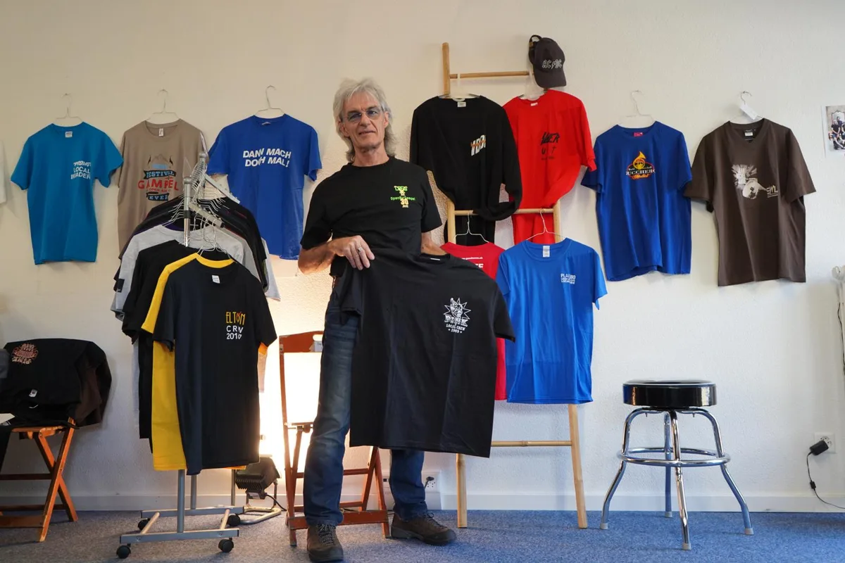dsc00020_preview In einem Laden in Oberwetzikon verkauft Chris Götz Konzertshirts., Die Shirts hat er während seiner Arbeit als Stagemanager gesammelt.