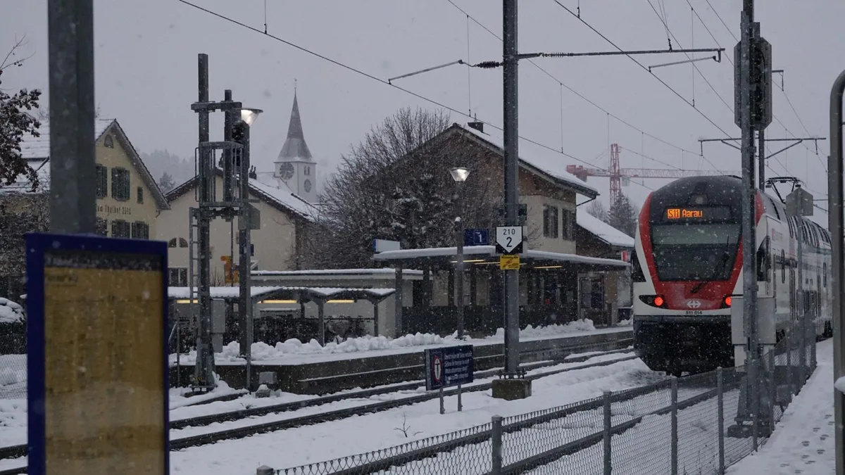 dsc03035_preview Die S11 verkehrt werktags zu den Stosszeiten von Wila direkt nach Zürich.