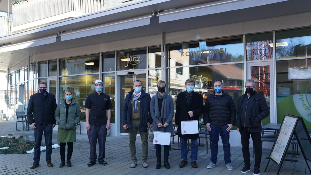 Die Gutscheinübergabe hat am Mittwochnachmittag bei der Janz-Filiale in Wila stattgefunden.
