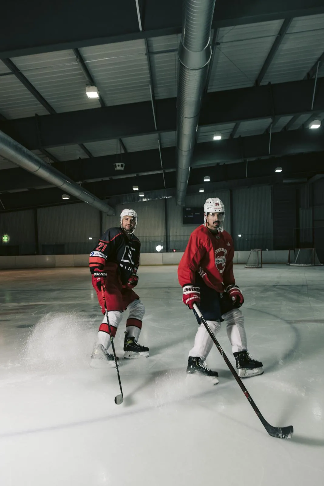 dsc_2371_preview Gemeinsames Training für die neue NHL-Saison: Nino Niederreiter (l.) und Jonas Siegenthaler in Wetzikon.