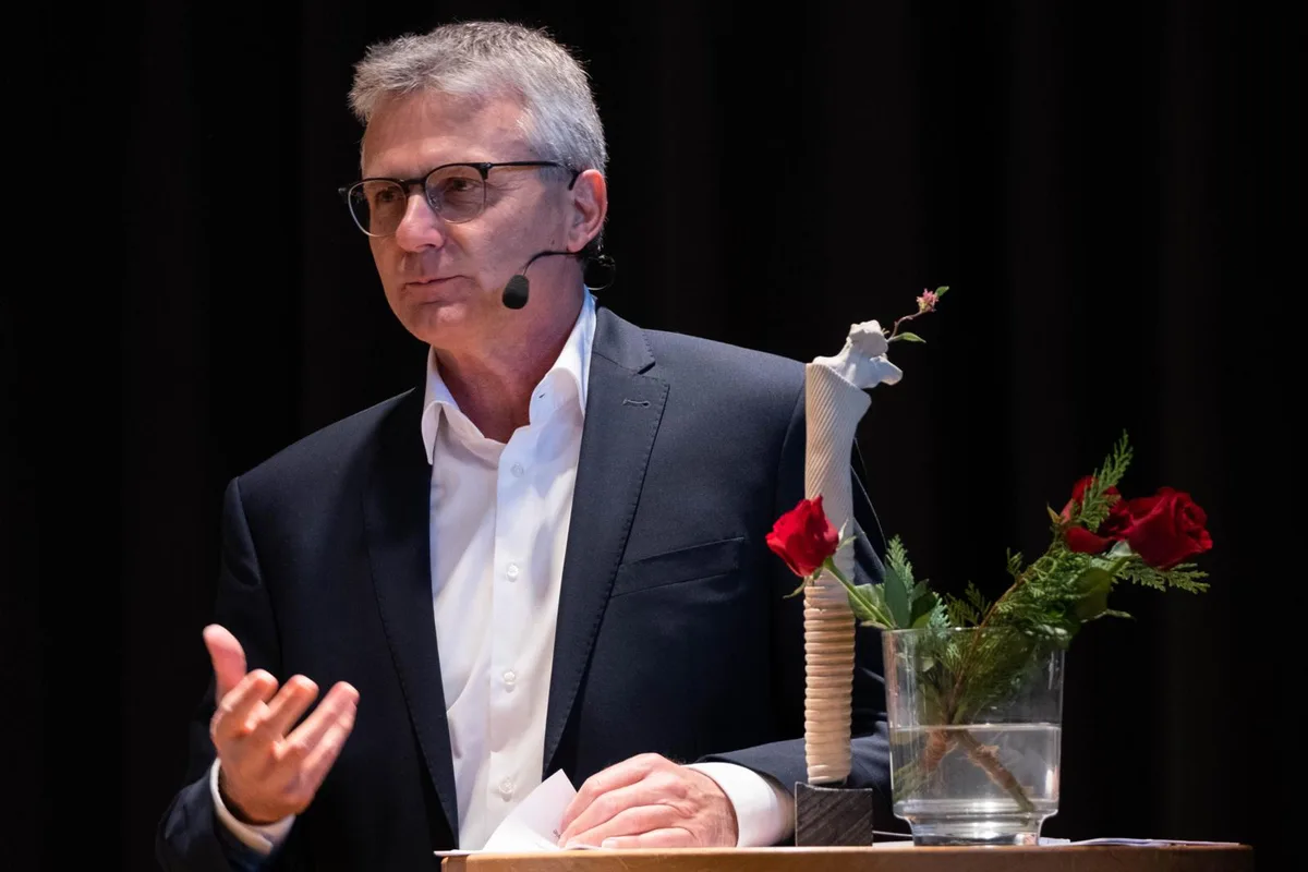 m%c3%b6nchaltorf%202020%20apero-06_preview Da war Corona in Mönchaltorf noch nicht angekommen: Gemeindepräsident Urs Graf am Neujahrsapéro Anfang 2020.