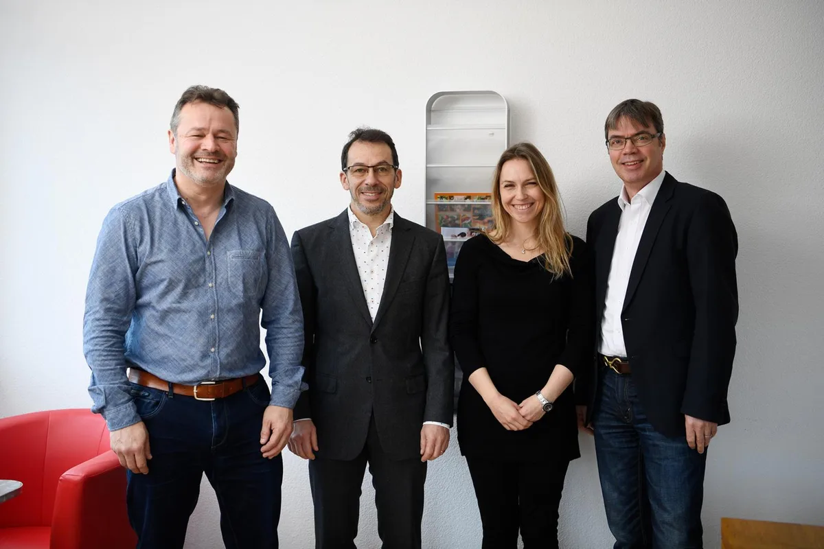 mitteilungsblatt%20digicom_preview Gemeindepräsident Andrea Conzett (rechts) freut sich über das Wisliger Mitteilungsblatt, das neu in Effretikon produziert wird.