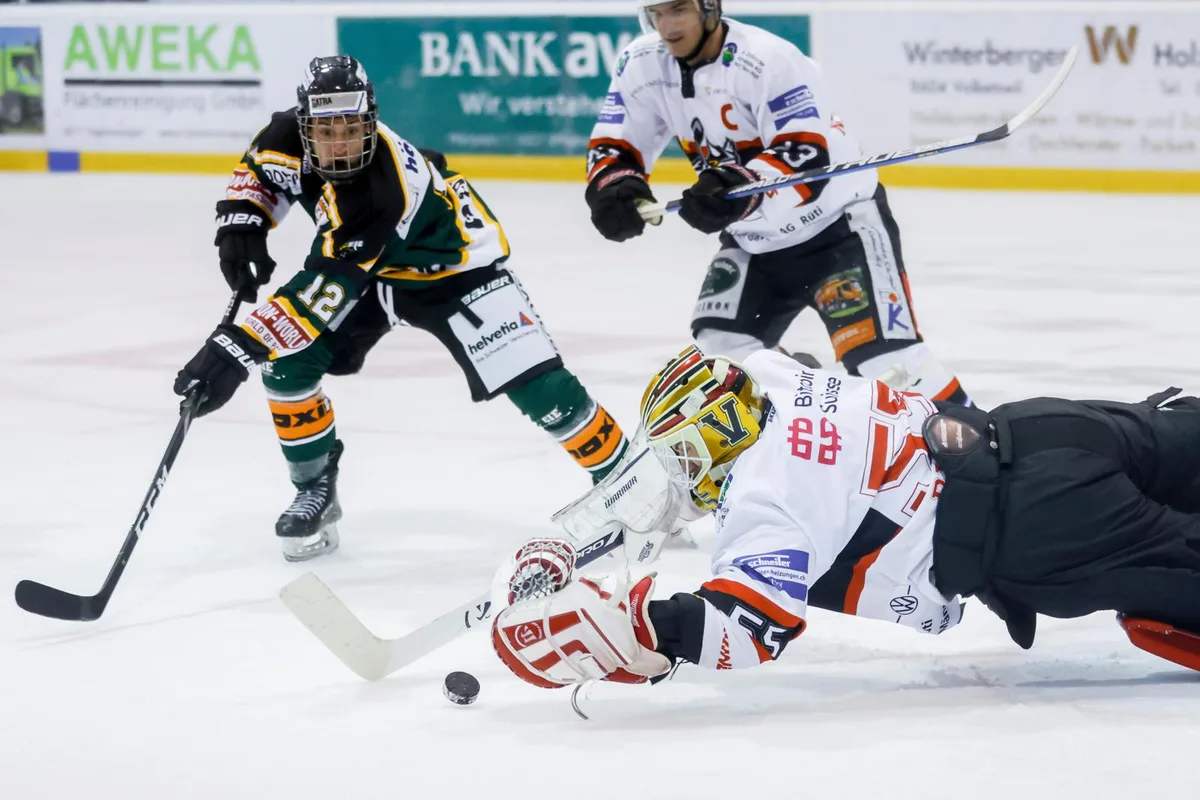 sport_10102020_eishockey2l_crm_06_preview Vorerst keine weiteren Derbys mehr: Beim EIE (Yann Wunderli, links) und den Dürnten Vikings wird das Eis abgetaut.