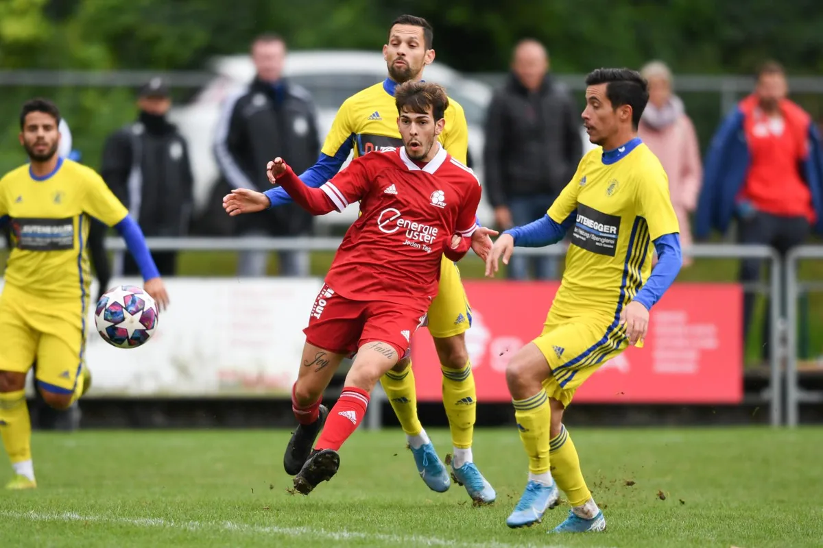 sport_26092020_fussballustergossau_dku__3__preview Viele Spiele innert kurzer Frist: Die noch im Cup engagierten Uster (Ruben Suarez) und Gossau wären besonders betroffen.