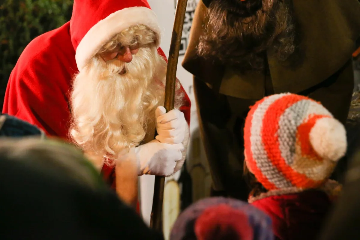 Wegen Corona: Der Samichlaus muss dieses Jahr auf Abstand gehen., Trotzdem lässt es sich der Samichlaus von der Chlausgruppe Wila nicht nehmen, Besuche bei Familien zu machen., Beim Dampfbahn-Verein Zürcher Oberland hingegen bleibt er dieses Jahr zuhause.
