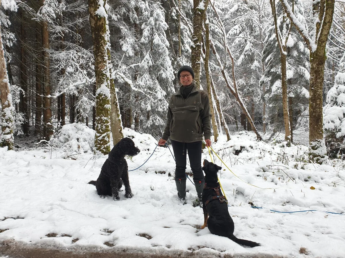 Melitta Maradi, Jagdobfrau Bezirk Oberland, ist oft mit ihren Hunden im Revier unterwegs., Viktor Boller wünscht sich wieder mehr Ruhe für den Wald.