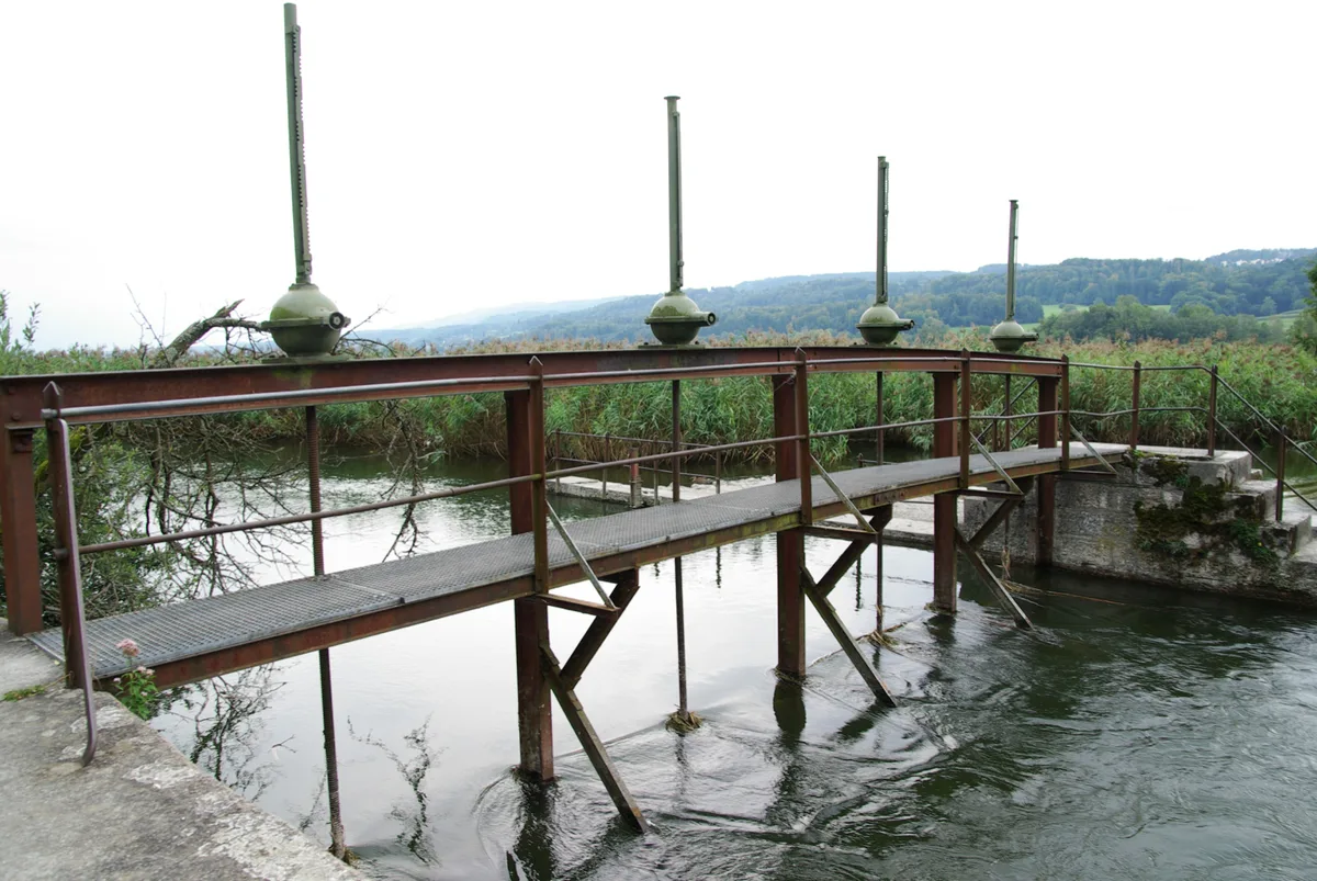 0615241_preview Diese Wehranlage beim Abfluss des Greifensees sei instabil und damit gefährlich, sagt die Baudirektion des Kantons Zürich., Deshalb will der Kanton die Anlage noch in diesem Monat einzäunen., Einige Seebesucher können den Entscheid des Kantons nicht nachvollziehen., Sie argumentieren, dass eine Einzäunung nicht nötig sei.