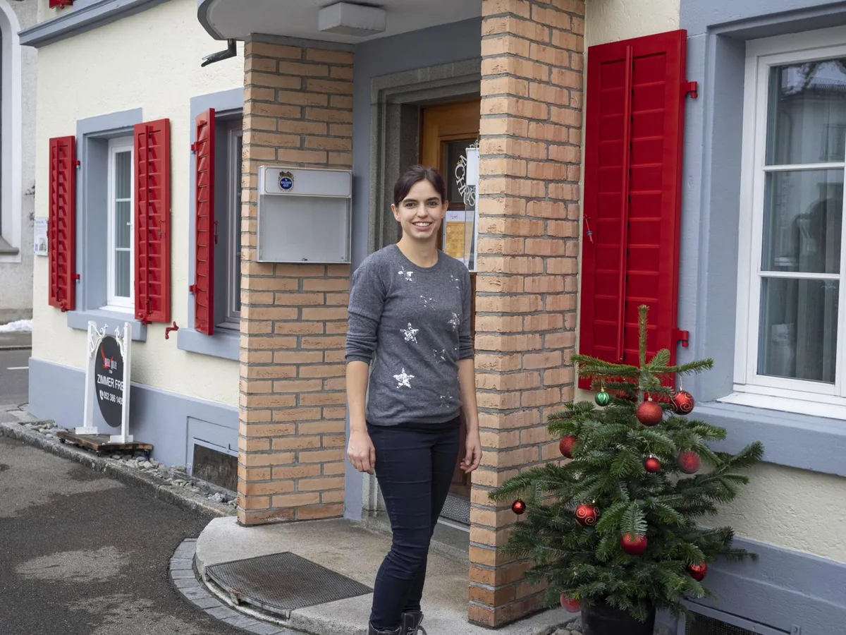 Neue Herausforderung: Luzia Blattner ist seit letztem Jahr Pächterin vom Hotel Adler., Der altehrwürdige «Adler» befindet sich an der Dorfstrasse, mitten im Dorfkern von Bauma., Tochter Emily darf ihre Mutter oft ins Hotel begleiten., In der Gaststube können es sich die Gäste gemütlich machen., Letztes Jahr wurde die Fassade vom «Adler» umfassend saniert.