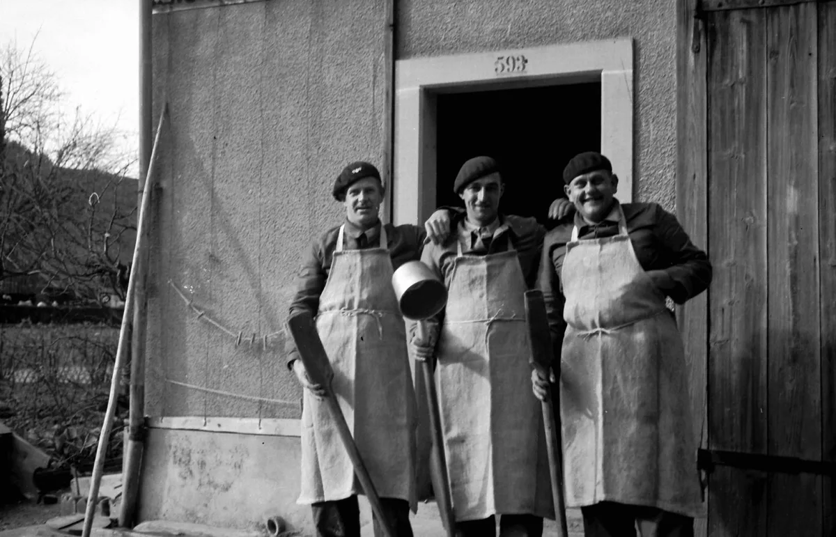 Mit den Internierten kam der Zweite Weltkrieg ins Tösstal., Britische Internierte in Bauma beim Schneeschaufeln vor der Kirche im Winter 1943/44., In den Akten des Frauenvereins Wila wurde genau notiert, wer welche Internierten-Wäsche besorgte., Dafür wurden auch Wäschekontrollnummern vergeben.
