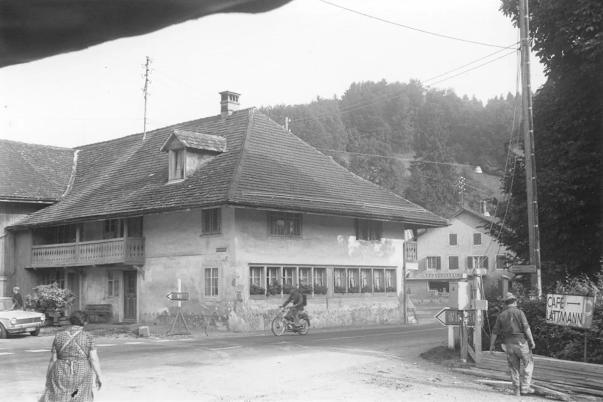 1967%20scheuermeierhaus_130121_preview Das Scheuermeier-Haus stand ganz nah an der Strasse und ..., ... nah an der Kirche., Es kam dabei immer wieder zu gefährlichen Situationen und das Haus wurde Ende der 1960er-Jahre abgebrochen., Auf der anderen Seite der Kirche war damals der alte Bären und die alte Post (beides links)., Rechts im Bild sieht man das Restaurant Guyer, das anfangs der 1970er-Jahre ebenfalls abgerissen wurde., Im Turbenthaler Zentrum gab es Mitte der 1960er-Jahre eine Art Kreisverkehr.
