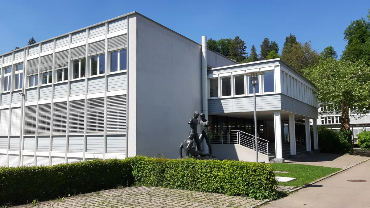 20200517_151357_preview Der Gemeinderat hat mehrere Varianten geprüft und möchte das Sekundarschulhaus Engelburg aufstocken., Darin befindet sich auch der Gemeindesaal. Dieser hätte neu zwei fixe Ausgänge., Während den Bauarbeiten sollen die Schüler in den Containern auf dem Areal der Primarschule Hirsgarten unterrichtet werden., Eine Idee war, das Sekundarschulhaus Berg abzureissen und grösser neu zu bauen.