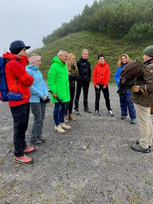 2020_gruppenfoto_d%c3%b6lf_conrad_pd_preview Der Jahresausflug des Gemeinderats Wildberg - in der hellgrünen Jacke Gemeindepräsident Dölf Conrad - führte auf die Alp Malbun., Gemeindepräsident Dölf Conrad (links) und Schulpräsident Swen Rüegg freuen sich, dass die Einheitsgemeinde angenommen wurde., Gemeindepräsident Dölf Conrad spricht an der Bundesfeier 2020.