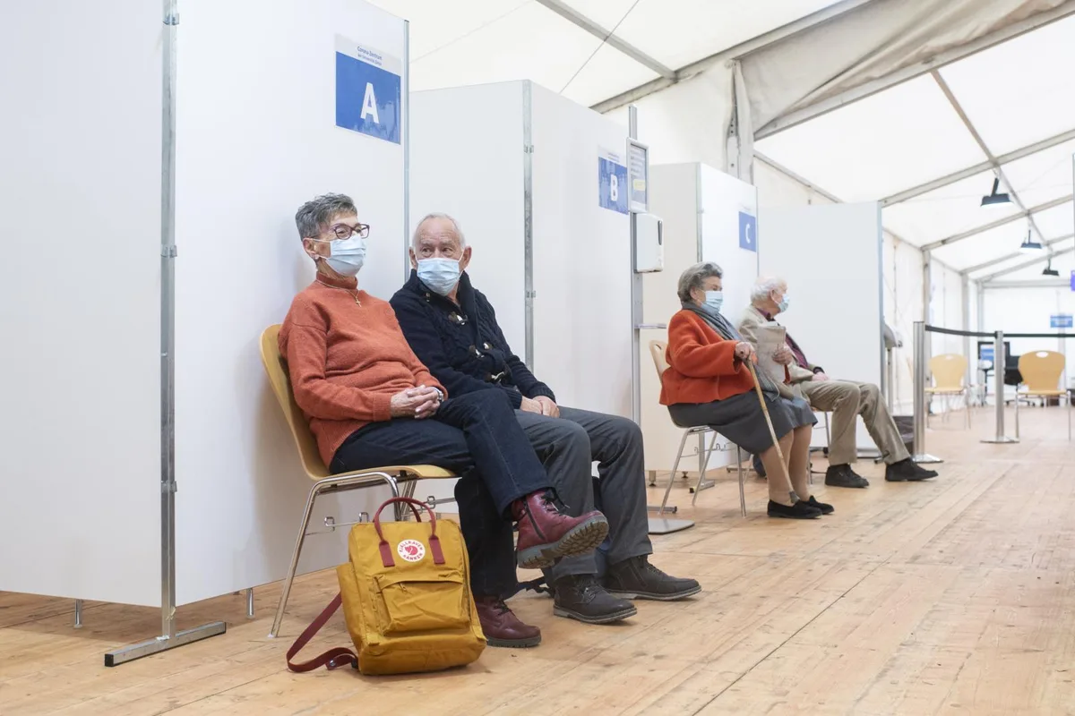 20210104115525784_preview Impfwillige warten im Impfzentrum in Zürich auf ihre Spritze.