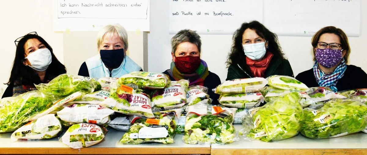 asw_5191_weu_preview Der Salat ist bereit, und so auch die Helferinnen (von links): Karin Götz, Silvana Jucker, Elsbeth Fernandez, Karin Rüthemann., Karin Rüthemann bringt einen Korb mit Lebensmitteln., Das Brot von der Konditorei Voland wird sortiert., Auch weitere Artikel werden sorgfältig für die Präsentation vorbereitet., Zu zweit geht es besser: Elsbeth Fernandez und Silvana Jucker., Auch Regionalleiterin Karin Götz ist vor Ort., Der Teilnehmer mit der Losnummer 11 ist dankbar für die erhaltenen Lebensmittel.